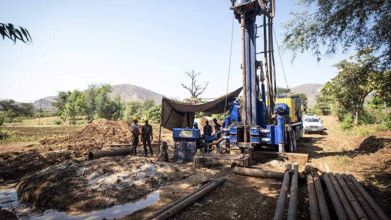 Ein Bohrgerät bohrt in der Tiefe nach Grundwasser.