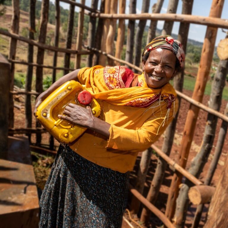 Carry4Water_FrauHintergrundWegretuschiert_weizeichnungshintergrund-aspect-ratio-1-1-768x768