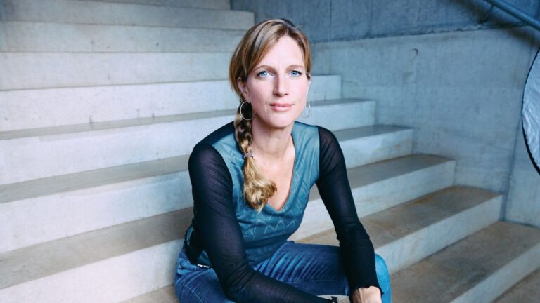 Maja Göpel sitzt auf einer Treppe.