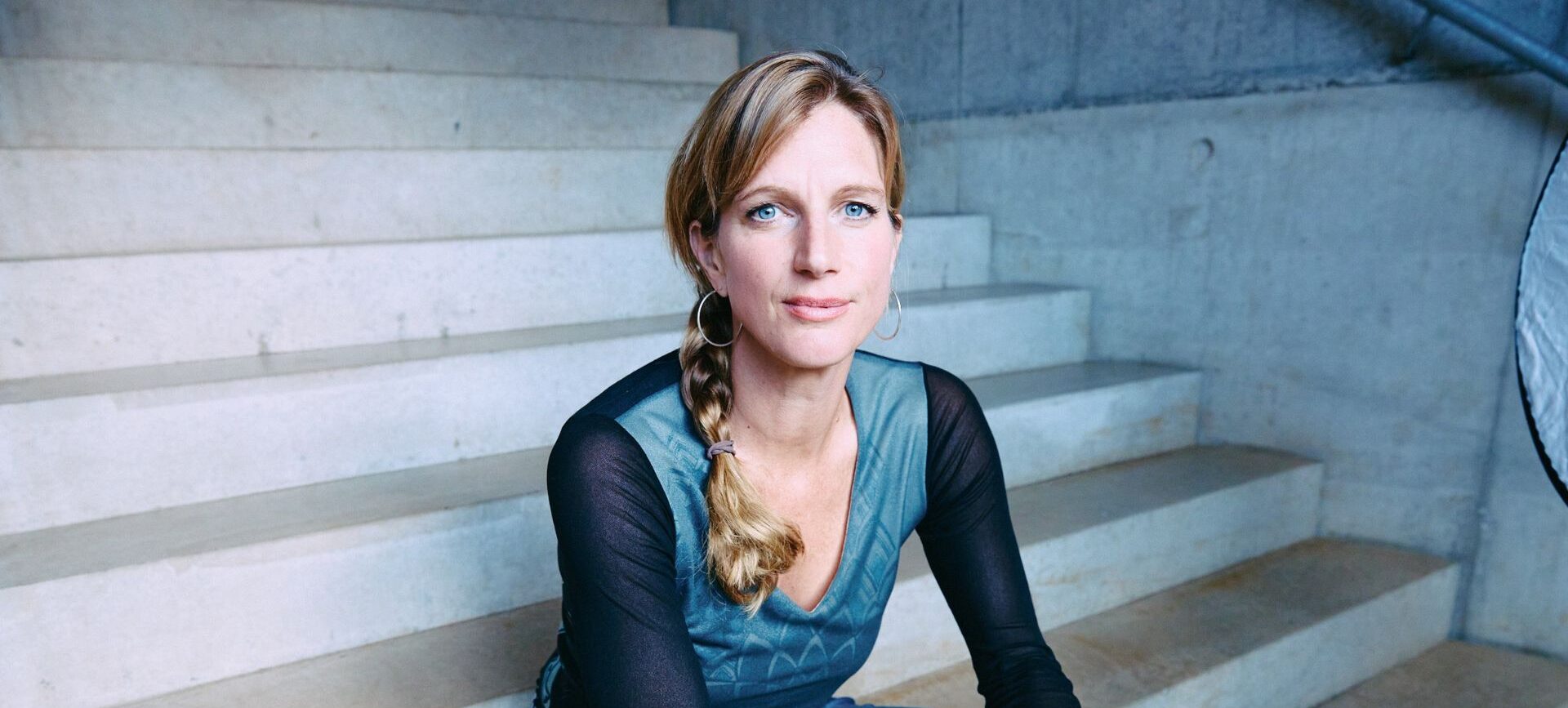Maja Göpel sitzt auf einer Treppe.