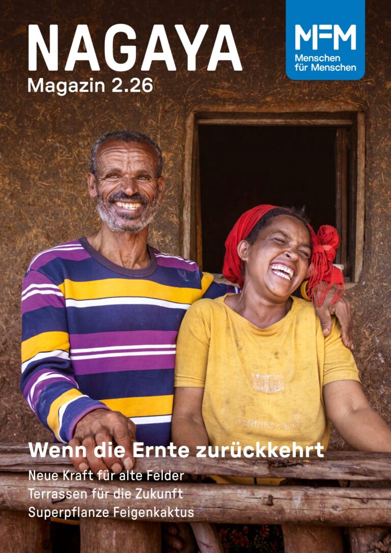 NAGAYA MAGAZIN 2.26 - Titelbild mit einem lachenden Ehepaar