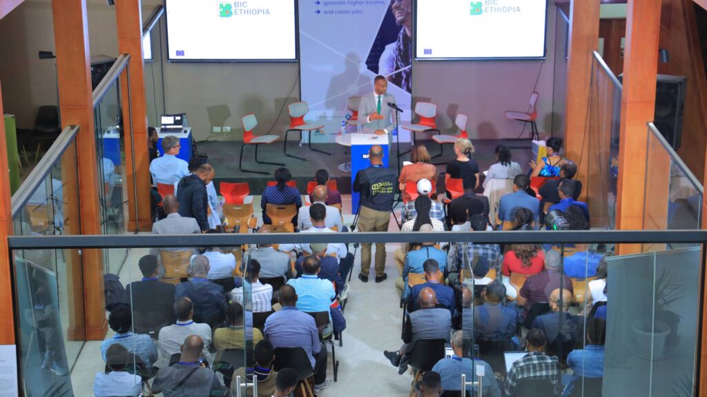 Aufmerksame Teilnehmer hören einem Speaker beim BIC Ethiopia Abschlussevent zu.