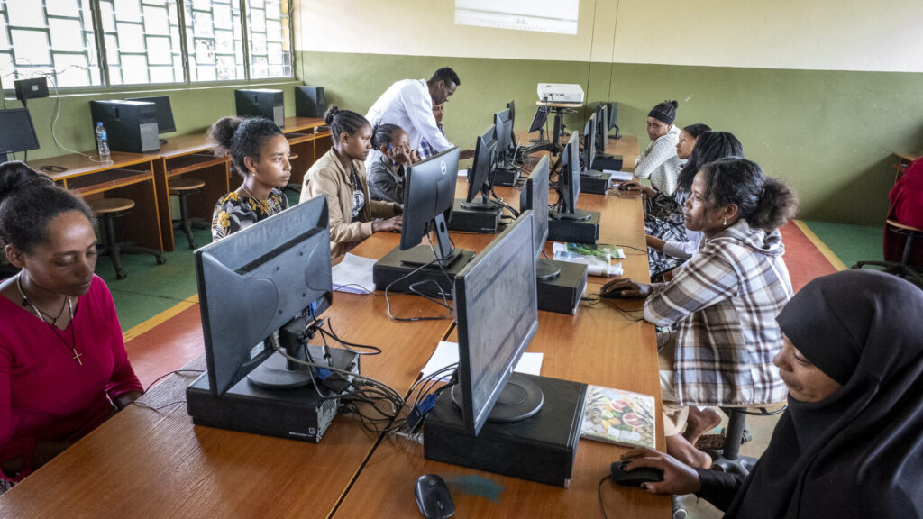 Schüler sitzen an Computern