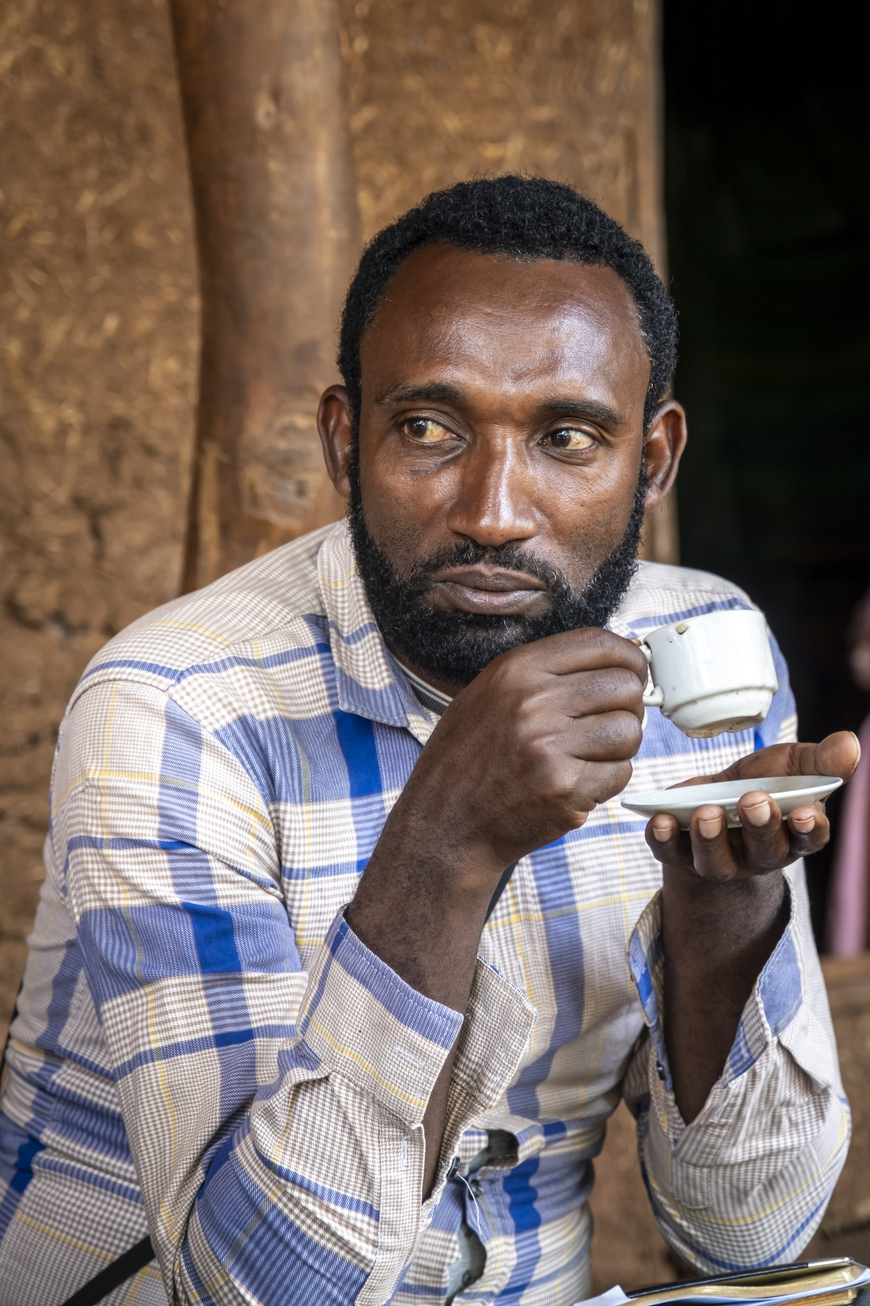 Ein Mann in Porträt der Kaffee trinkt
