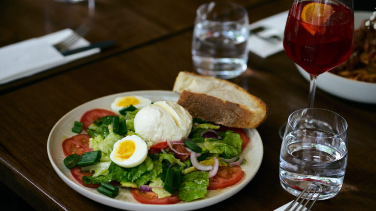Ein leckerer, frisch zubereiteter Salat