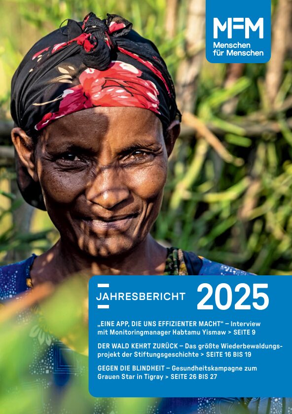 Cover-Bild des MFM Jahresberichts 2025 zeigt eine junge Bäuerin, die in die Kamera schaut