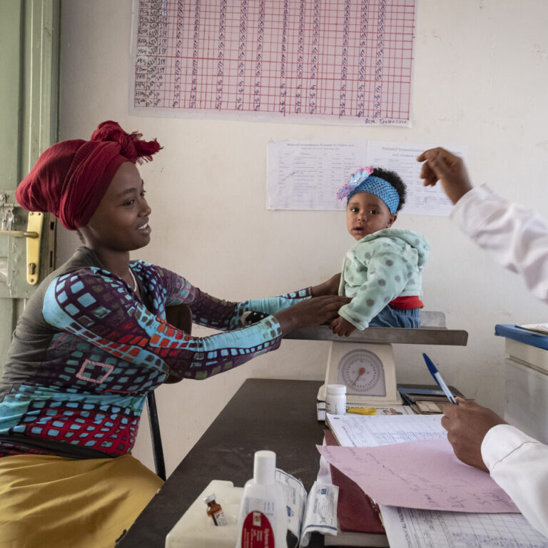 Eine Mutter mit neun Monate altem Baby im Gesundheitszentrum Seyo im Projektgebiet Dano.