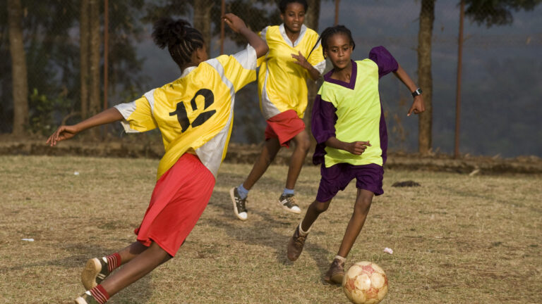 Mädchen und Frauen beim Fußballspielen in Abdii Borrii.