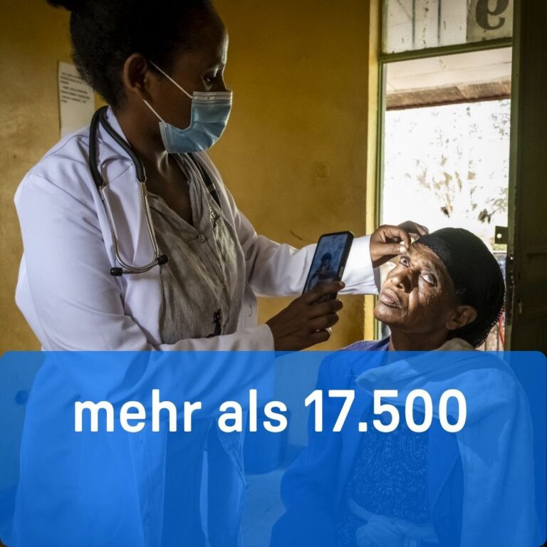 Das Auge eines Patienten wird mithilfe von einer Taschenlampe untersucht.