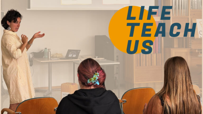 Ein Vortrag wird in einem Klassenzimmer gehalten, das LifeTeachUs Logo ist oben recht im Bild